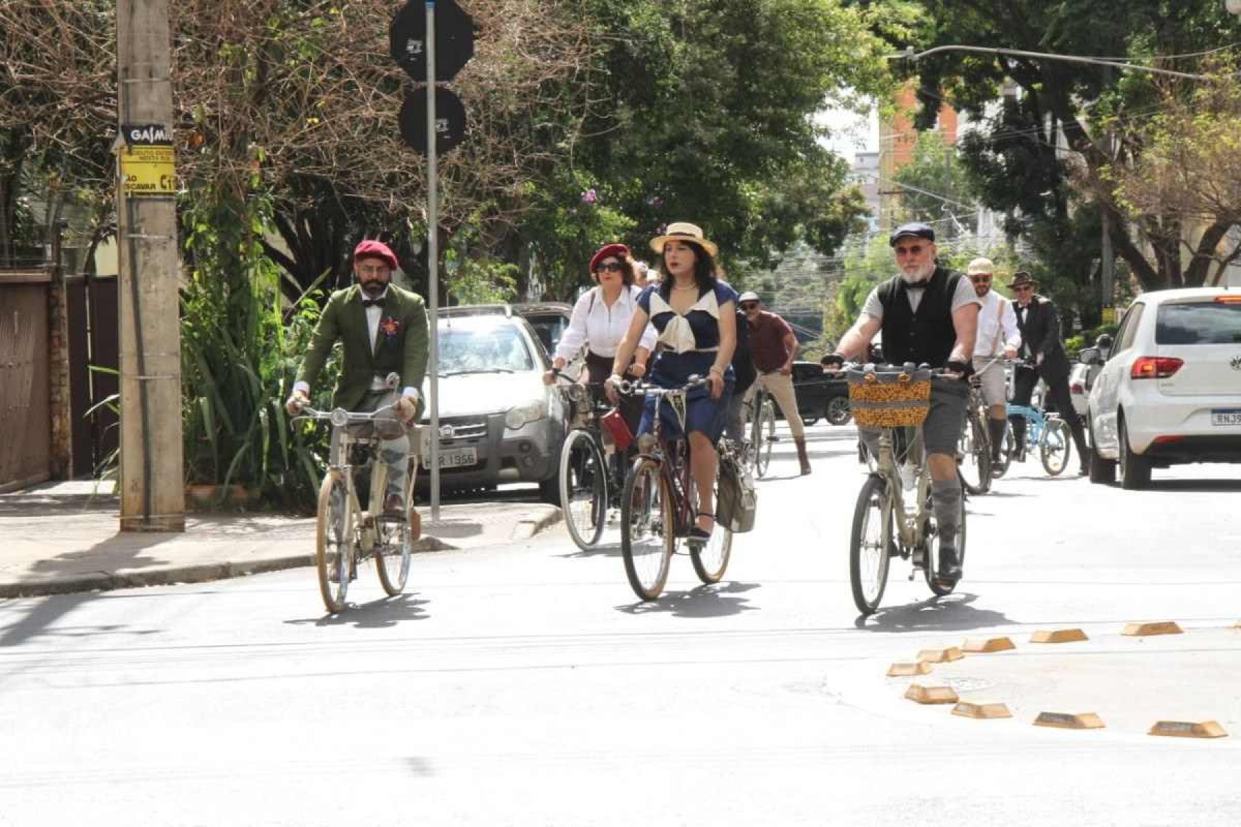 BH: grupo de ciclistas retrô espalha 'charme' e celebra revolução