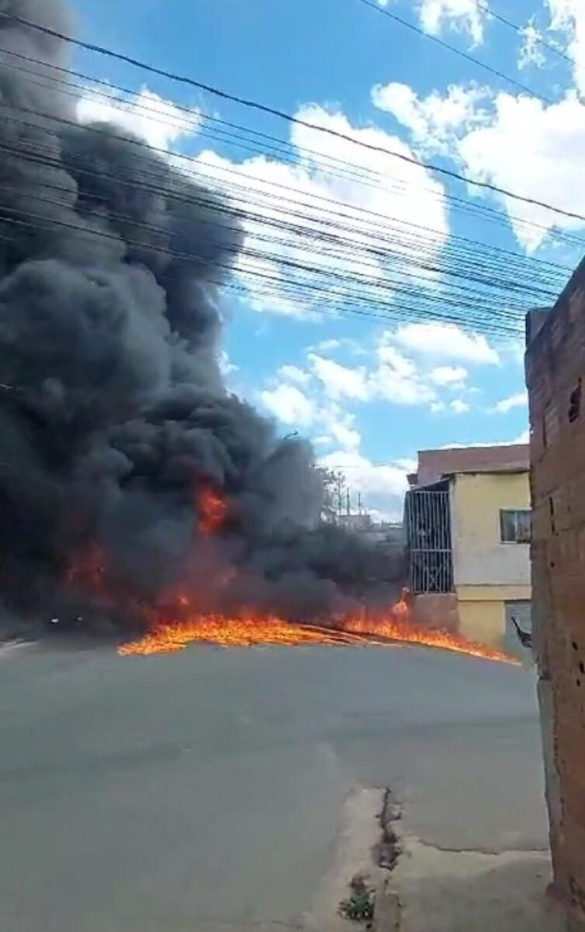 Ônibus foi incendiado neste domingo (14/7)