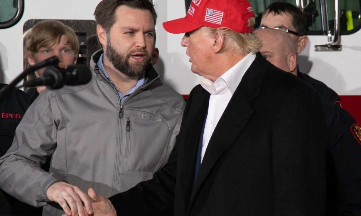 O senador dos EUA JD Vance (R-OH) (L) aperta a mão do ex-presidente dos EUA Donald Trump durante um evento no Corpo de Bombeiros da Palestina Oriental em East Palestine, Ohio, em 22 de fevereiro de 2023. -  (crédito: Rebecca DROKE / AFP)