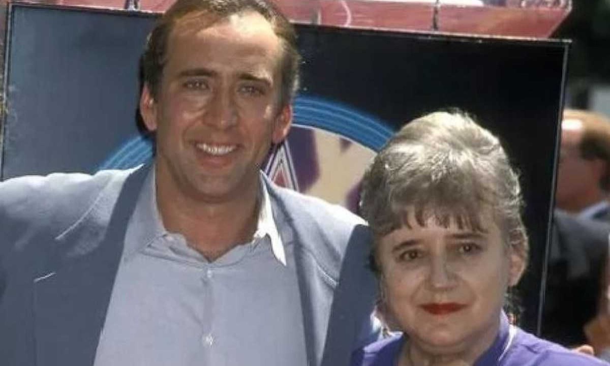 Nicolas Cage surpreendeu seus seguidores ao contar em quem se inspirou na composição do protagonista de terror 'Longlegs - Vínculo Mortal' (2024). O ator disse que o personagem tem muitos trejeitos e falas de sua mãe Joy Vogelsang -  (crédito: Arquivo Pessoal/Reprodução)