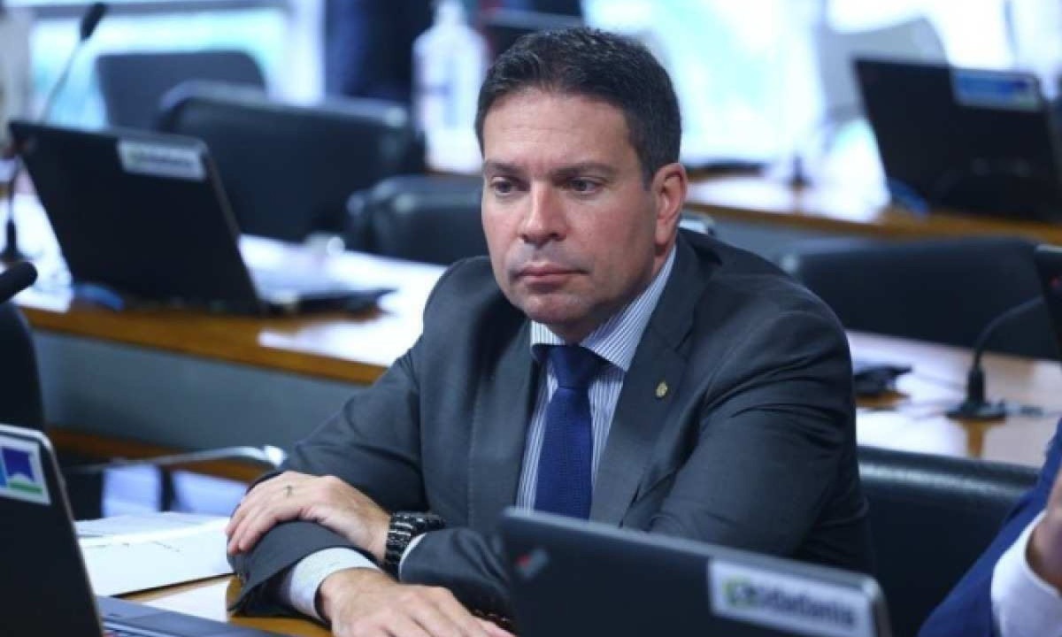 Na conversa, Ramagem propõe abrir procedimentos administrativos contra os auditores fiscais que investigaram Flávio para anular as investigações, e Bolsonaro concorda -  (crédito: Vinicius Loures/Câmara dos Deputados)