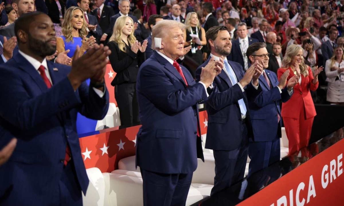 Trump fez sua primeira aparição pública após o atentado que sofreu       -  (crédito: KAMIL KRZACZYNSKI / AFP)