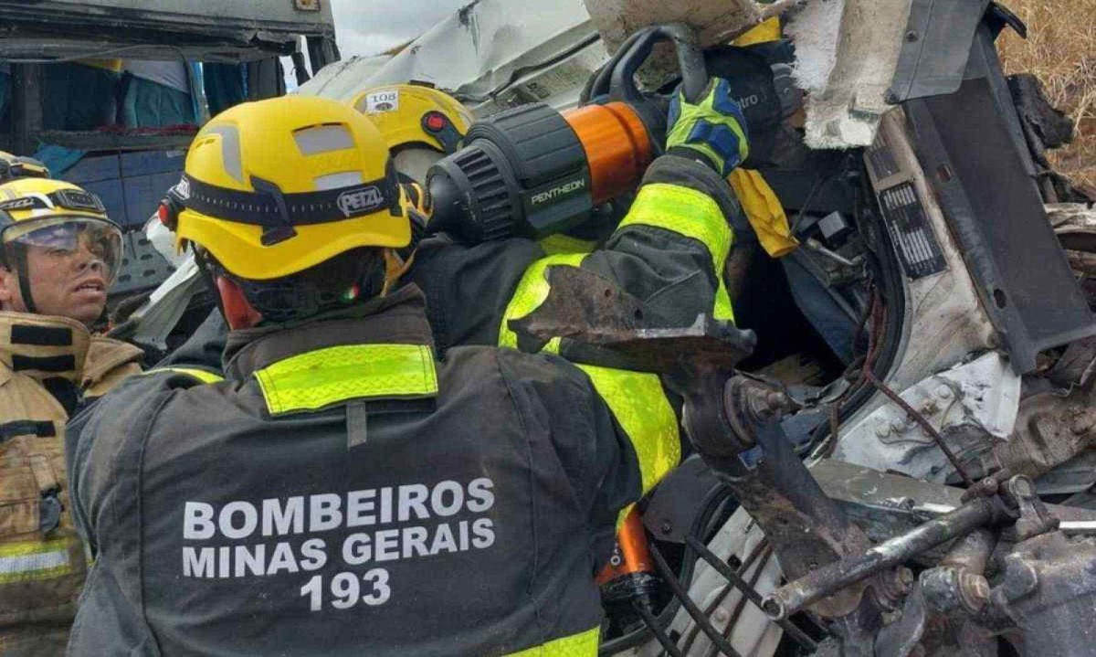 Batida frontal entre ônibus e carreta deixou ao menos quatro mortes na BR-116 -  (crédito: CBMMG/Divulgação)