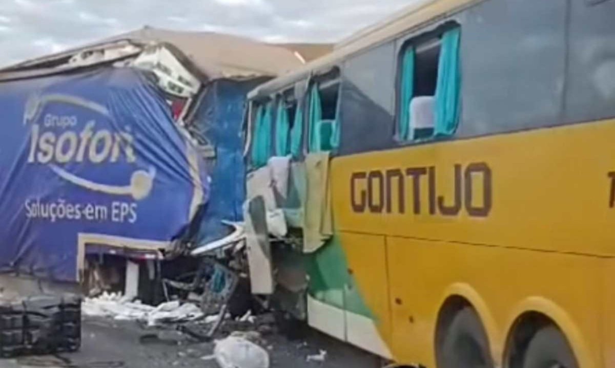 Batida frontal entre &ocirc;nibus e carreta deixou ao menos um morto na BR-116 -  (crédito: Redes Sociais)