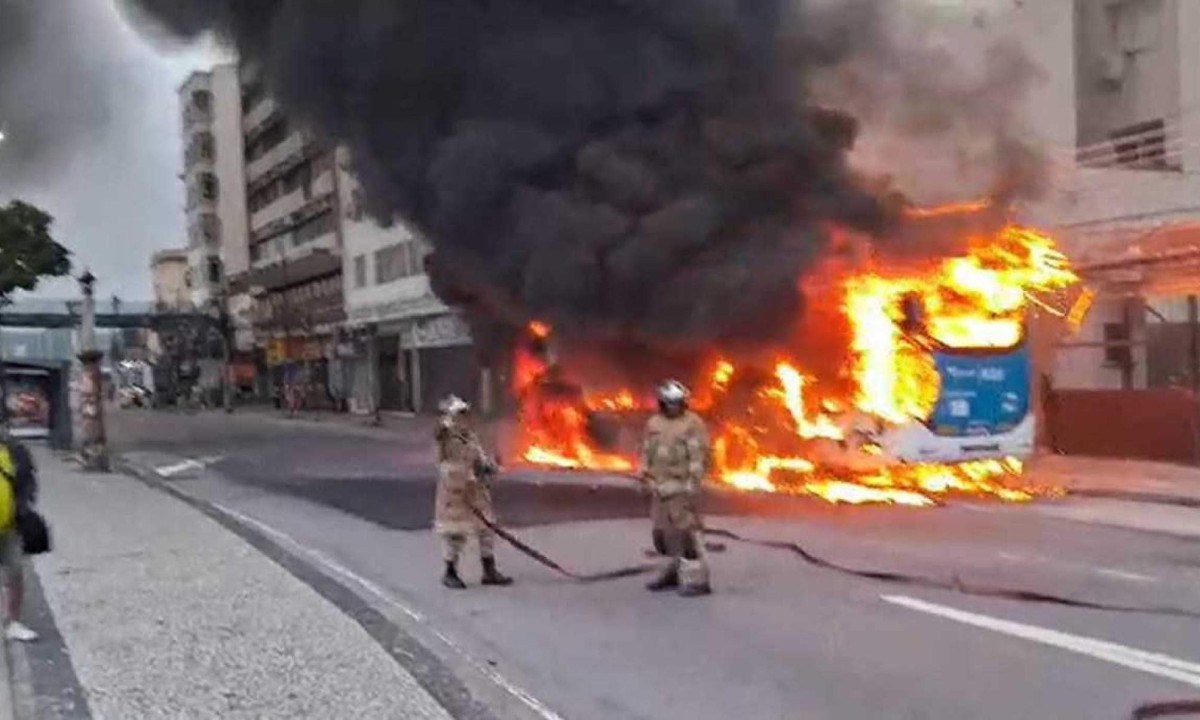 Incêndio obrigou bombeiros a interditar pista de avenida importante na capital fluminense -  (crédito: Frame de vídeo/Reprodução de redes sociais)