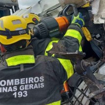 Sobe para 4 o número de mortes em acidente entre carreta e ônibus na BR-116 - CBMMG/Divulgação