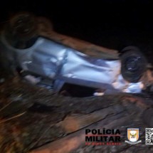 Capotamento de carro mata duas pessoas na região central de Minas - PMRv/Divulgação