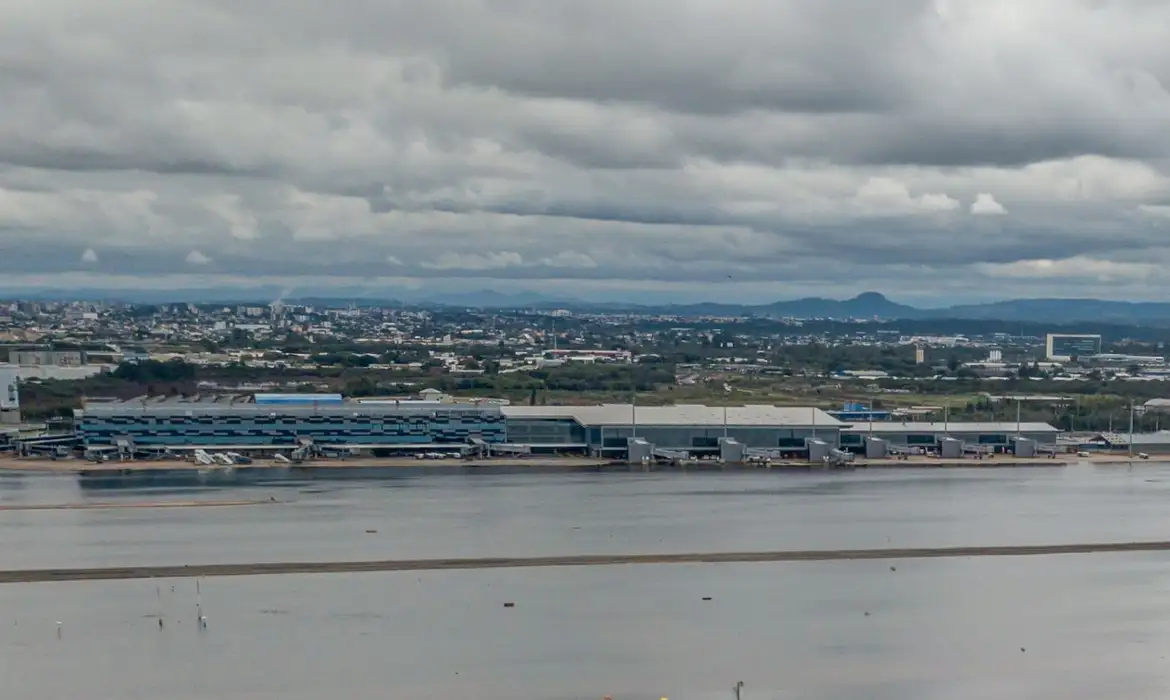 Aeroporto de Porto Alegre reinicia embarque e desembarque -  (crédito: EBC)