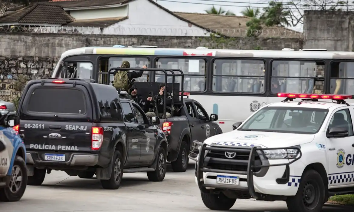 RJ: operação contra milícia tem prisões e apreensão de armas e drogas -  (crédito: EBC)