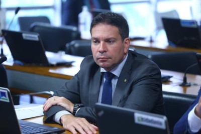 Na conversa, Ramagem propõe abrir procedimentos istrativos contra os auditores fiscais que investigaram Flávio para anular as investigações, e Bolsonaro concorda -  (crédito: Vinicius Loures/Câmara dos Deputados)
