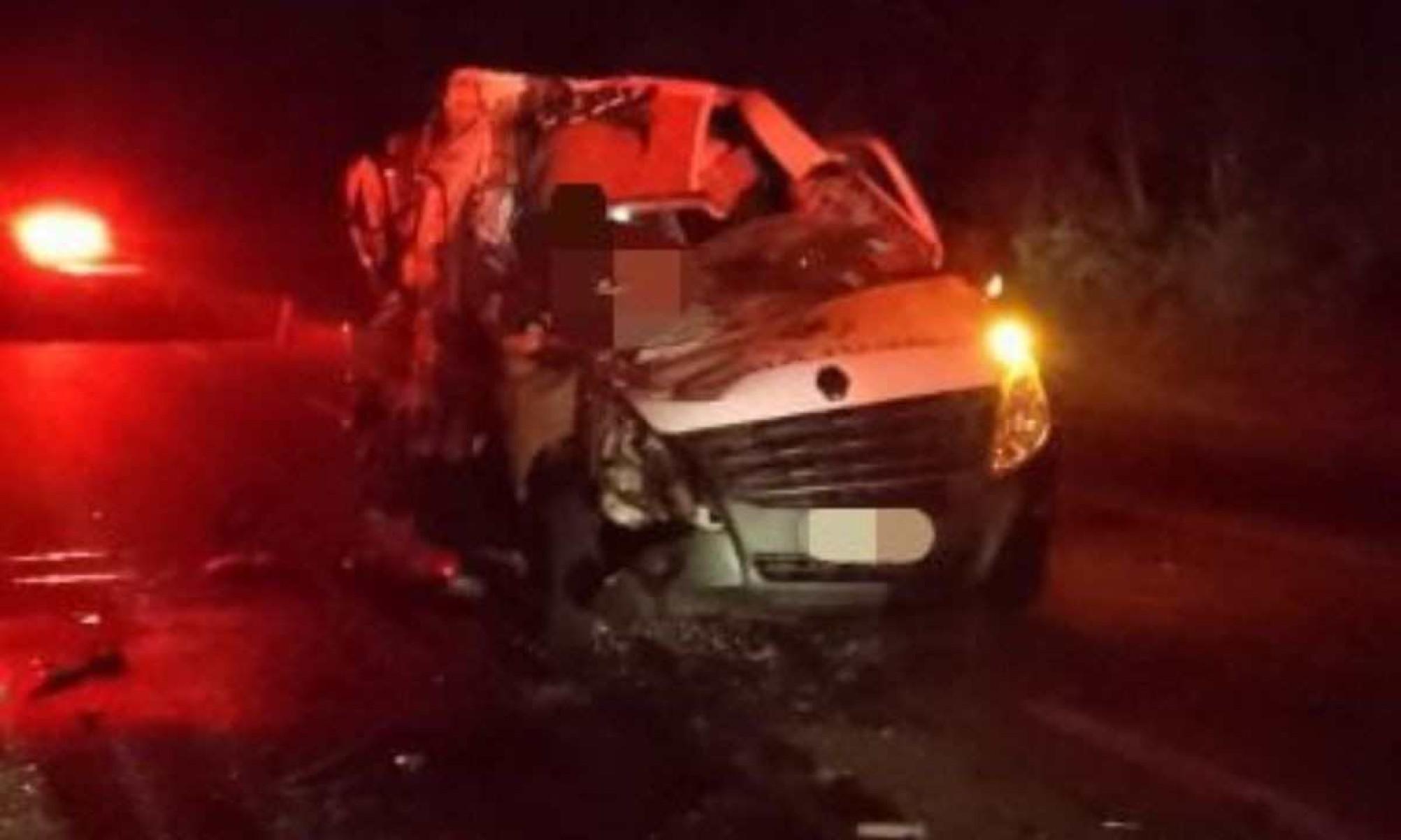 Técnica de enfermagem morre em batida entre ambulância e caminhão na MG-050