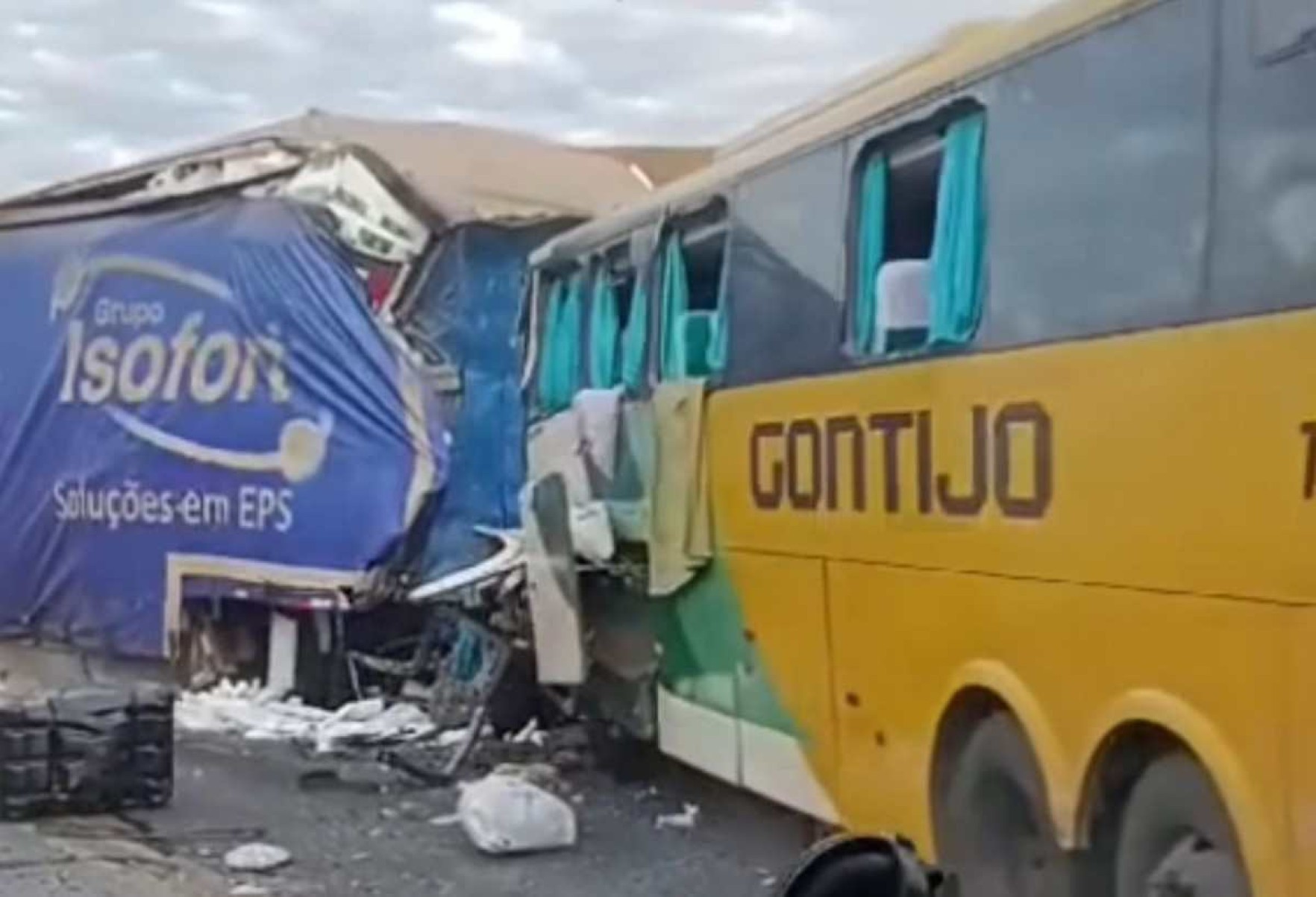 Acidente entre carreta e ônibus mata duas pessoas e deixa 21 feridos 