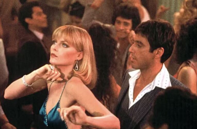 A escalação da dupla Al Pacino e Michelle Pfeiffer seria uma forma de exaltar os 40 anos do clássico “Scarface”, de Brian De Palma, estrelado por eles.  