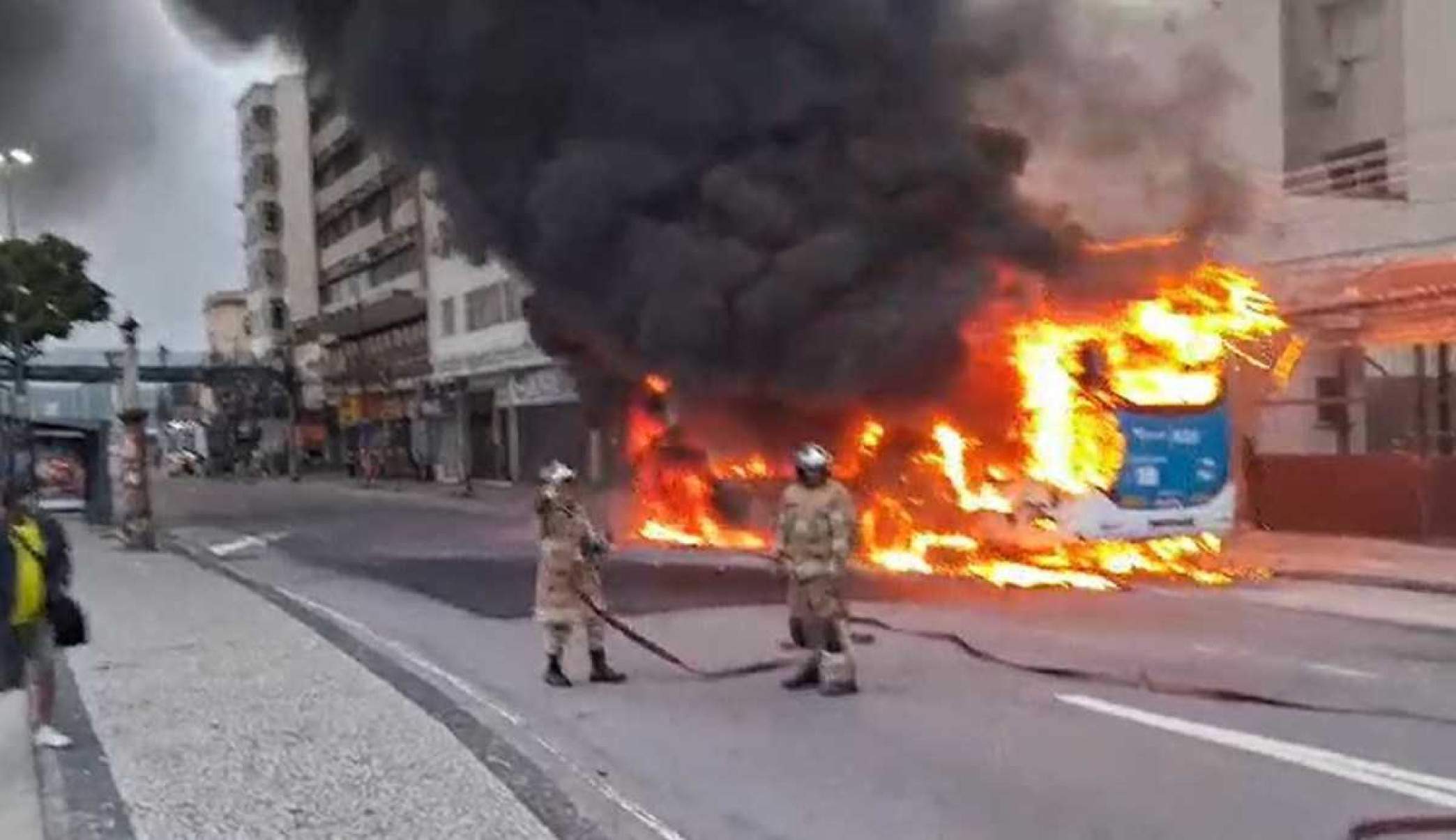 Ônibus pega fogo no Centro do Rio