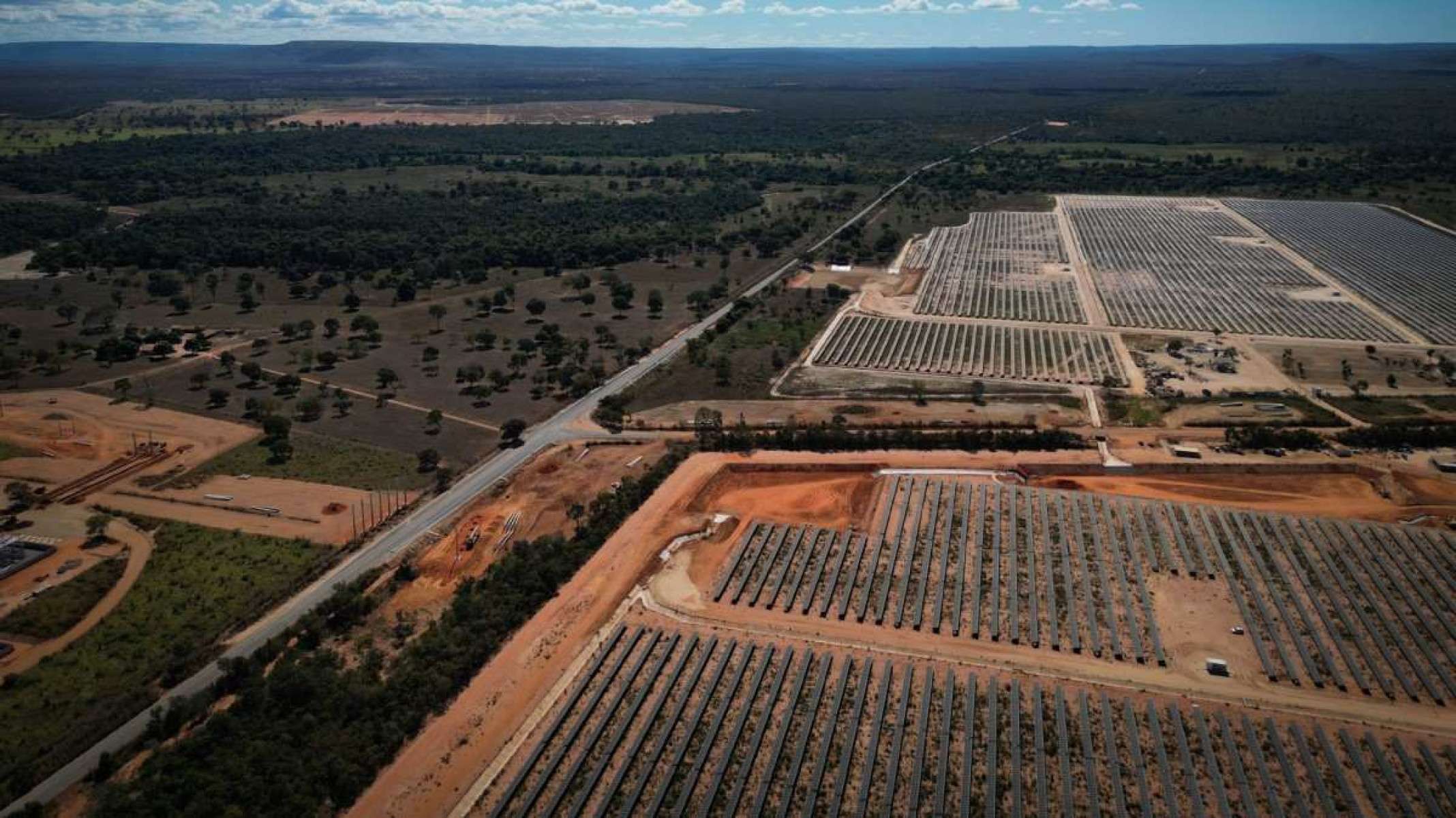 Painéis solares em usina no cerrado mineiro, no município de Arinos