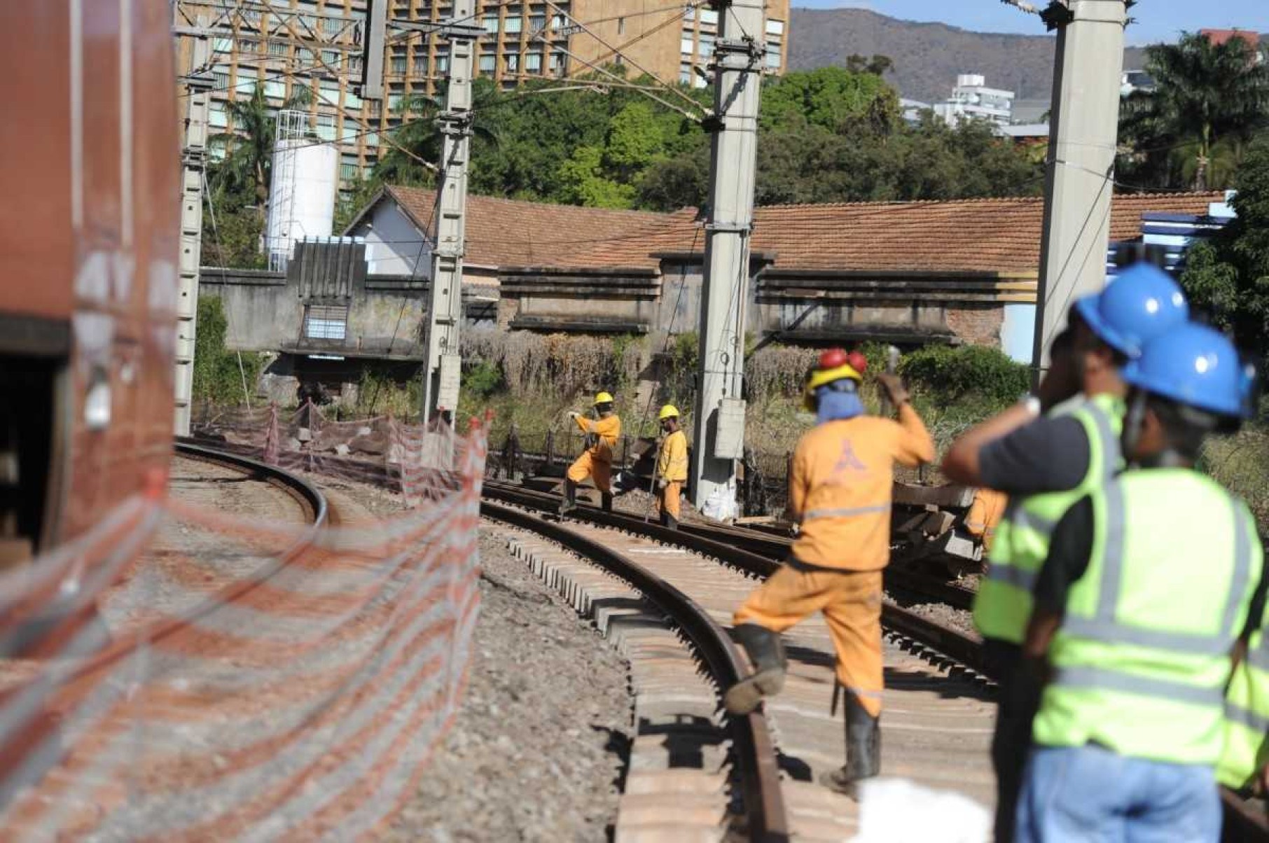 Metrô de BH: atrasos e superlotação marcam primeiro dia útil de obras