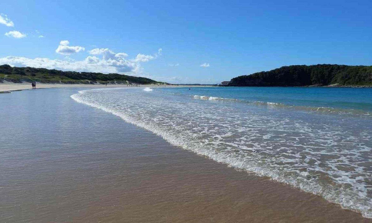 As águas tranquilas da Praia das Conchas, em Cabo Frio, são bem buscadas pelos mineiros   -  (crédito: Carlos Altman/EM)