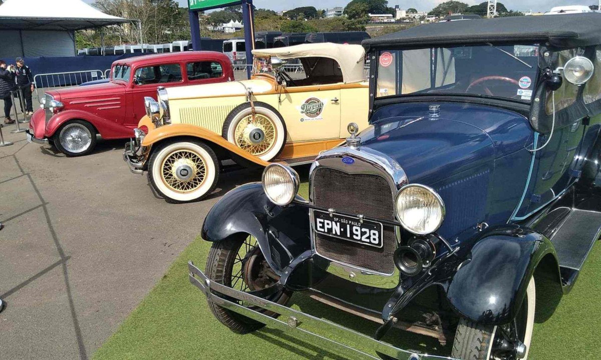 Exposição de carros antigos em São Paulo encanta fãs de automobilismo' -  (crédito: DINO)