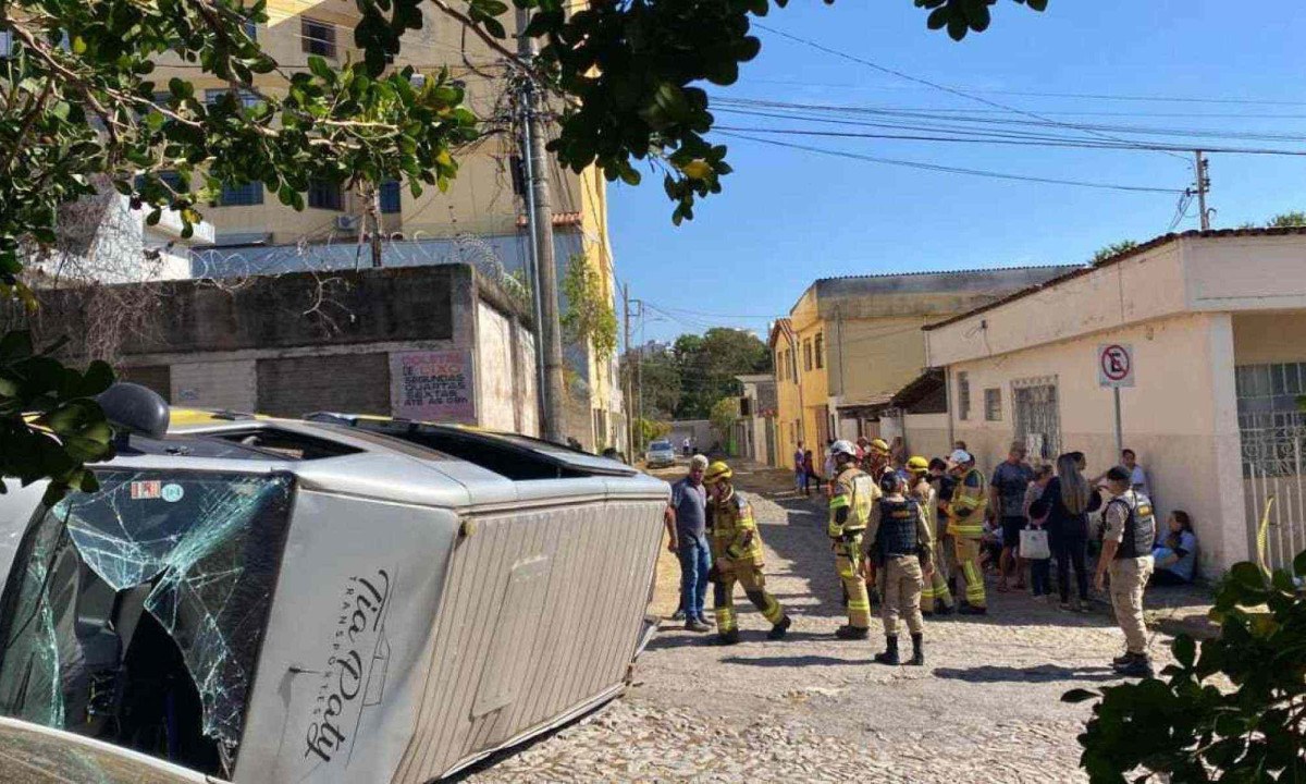 No momento em que capotou, van escolar transportava 22 crianças - seis a mais que a capacidade total  -  (crédito: Amanda Quintiliano / EM / D.A Press)