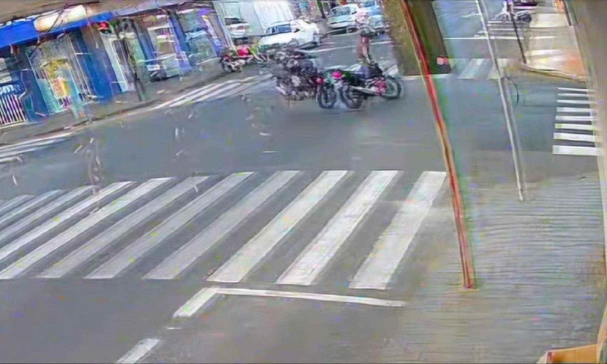 Vídeo: Motociclista foge da polícia, avança pare e bate em outro condutor -  (crédito: Rede de Noticias)