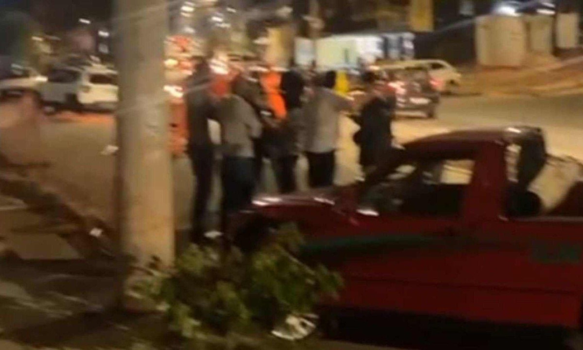 Acidente envolvendo cinco veículos deixa dois feridos no Bairro Planalto -  (crédito: Reprodução/Redes Sociais)