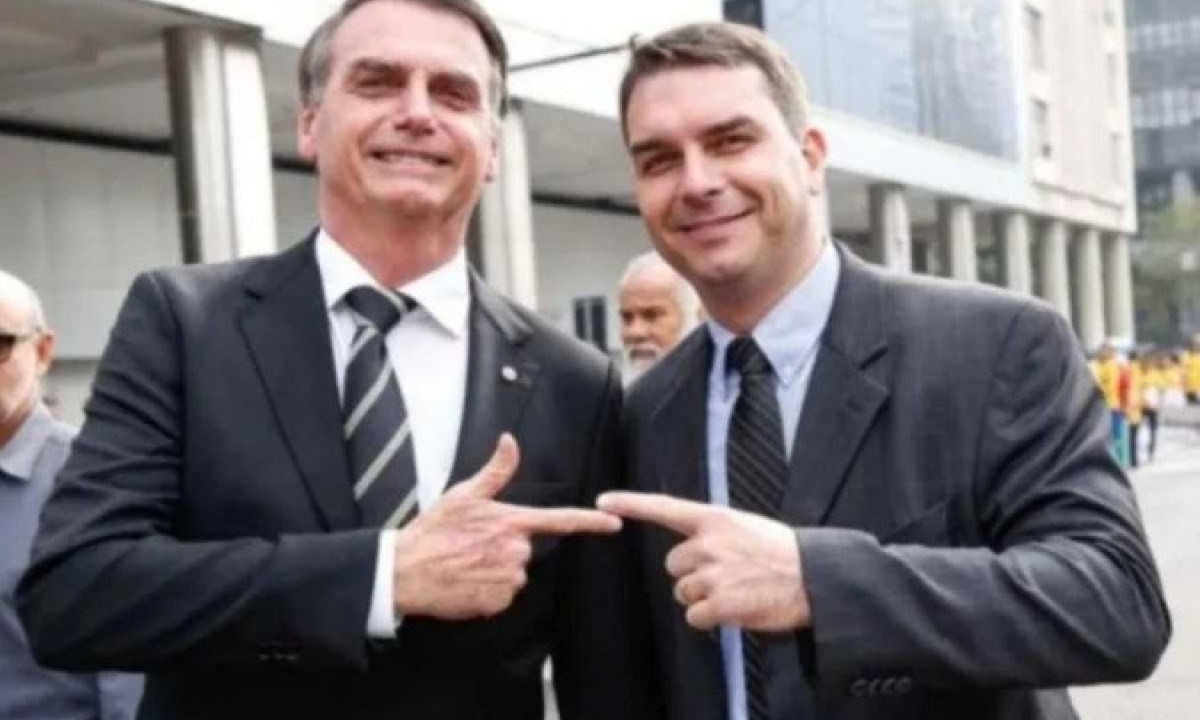 Na reunião, Jair Bolsonaro discute planos para blindar Flávio Bolsonaro de investigação sobre um esquema de rachadinhas -  (crédito: Reprodução/Redes sociais)