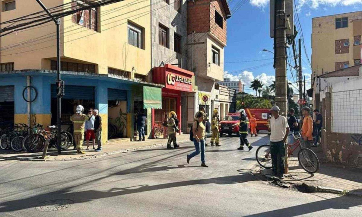 Bombeiros interditaram rua e trilhos de trem em Montes Claros -  (crédito: CBMMG)