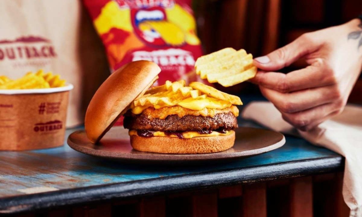 O lanche vem acompanhado de uma porção de Ruffles sabor Costela Barbecue -  (crédito: Divulgação/Outback Steakhouse)