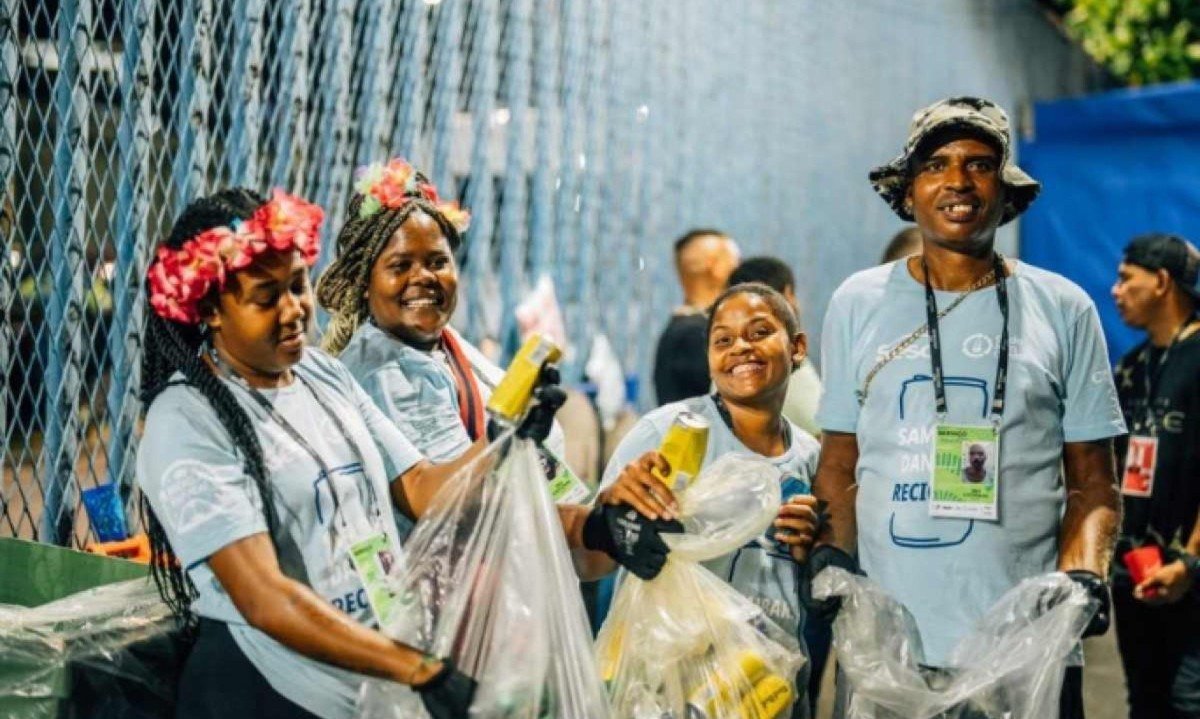 Com 8.825,60 kg de latinhas, o Brasil entrou para a lista como o maior número de latas de alumínio coletadas para a reciclagem em cinco dias -  (crédito: Reprodução/Guinness World Records )