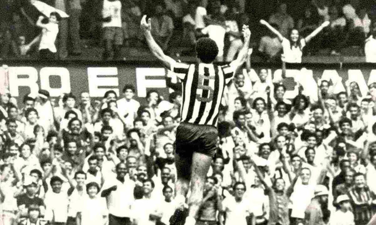 Toninho Cerezo, ex-jogador do Atlético na década de 1970, é exemplo de jogador que tinha bons salários, mas nada que se compara aos dias atuais no país -  (crédito: Acervo Estado de Minas)