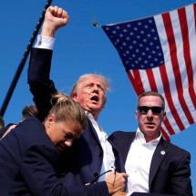 Por que foto de Trump ensanguentado e com bandeira dos EUA é tão poderosa - AP Photo/Evan Vucci