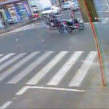 Vídeo: Motociclista foge da polícia, avança pare e bate em outro condutor - Rede de Noticias