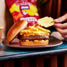 Outback lança hambúrguer recheado de batata Ruffles - Divulgação/Outback Steakhouse