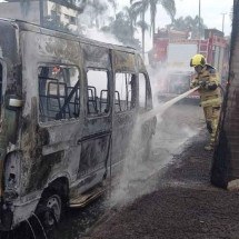 Van escolar pega fogo em Ipatinga; veja o vídeo - CBMMG