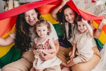 Os riscos da inseminação caseira, usada por casais LGBTQIA+ para ter filhos