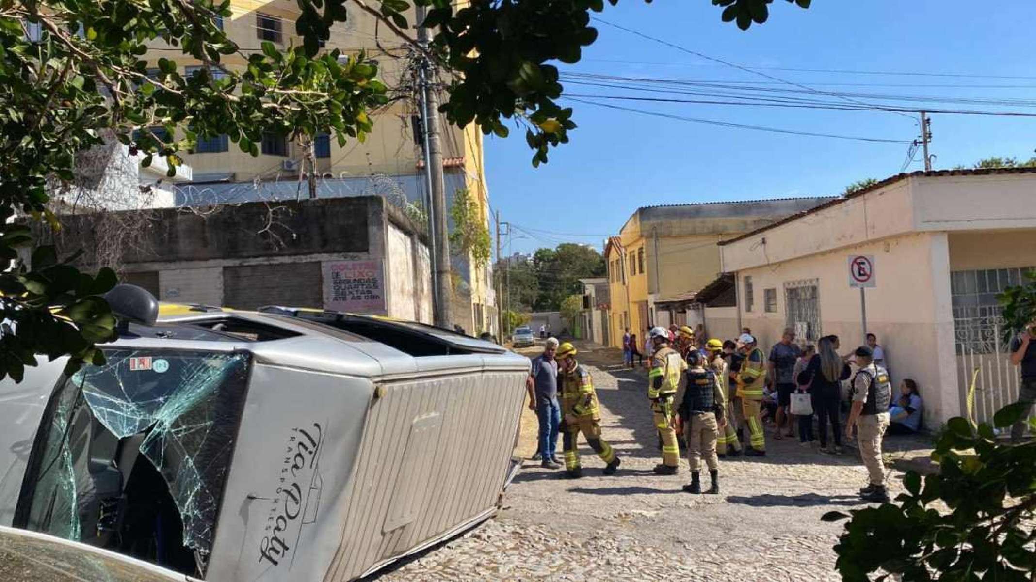 MG: van escolar capota e deixa crianças feridas; veja vídeo