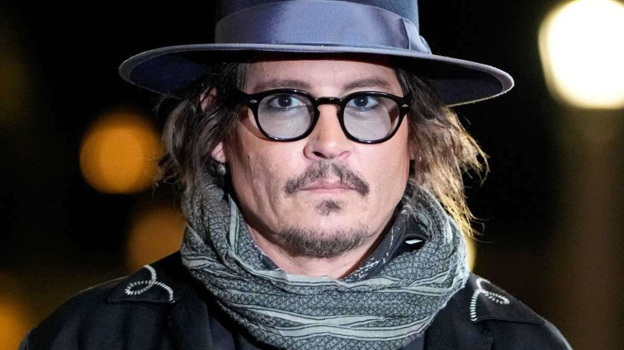 Johnny Depp está namorando modelo russa 33 anos mais nova