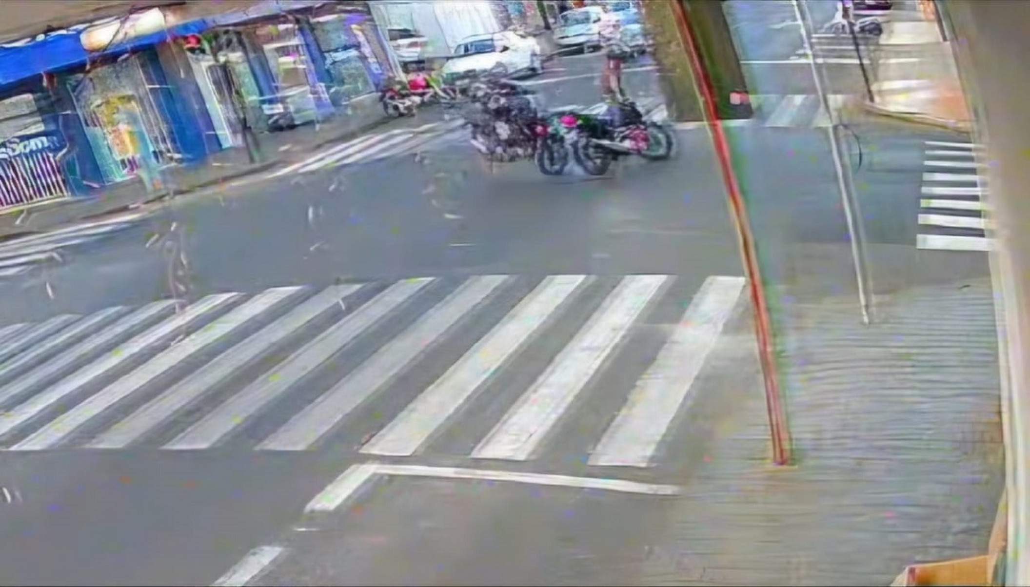 Vídeo: Motociclista foge da polícia, avança pare e bate em outro condutor