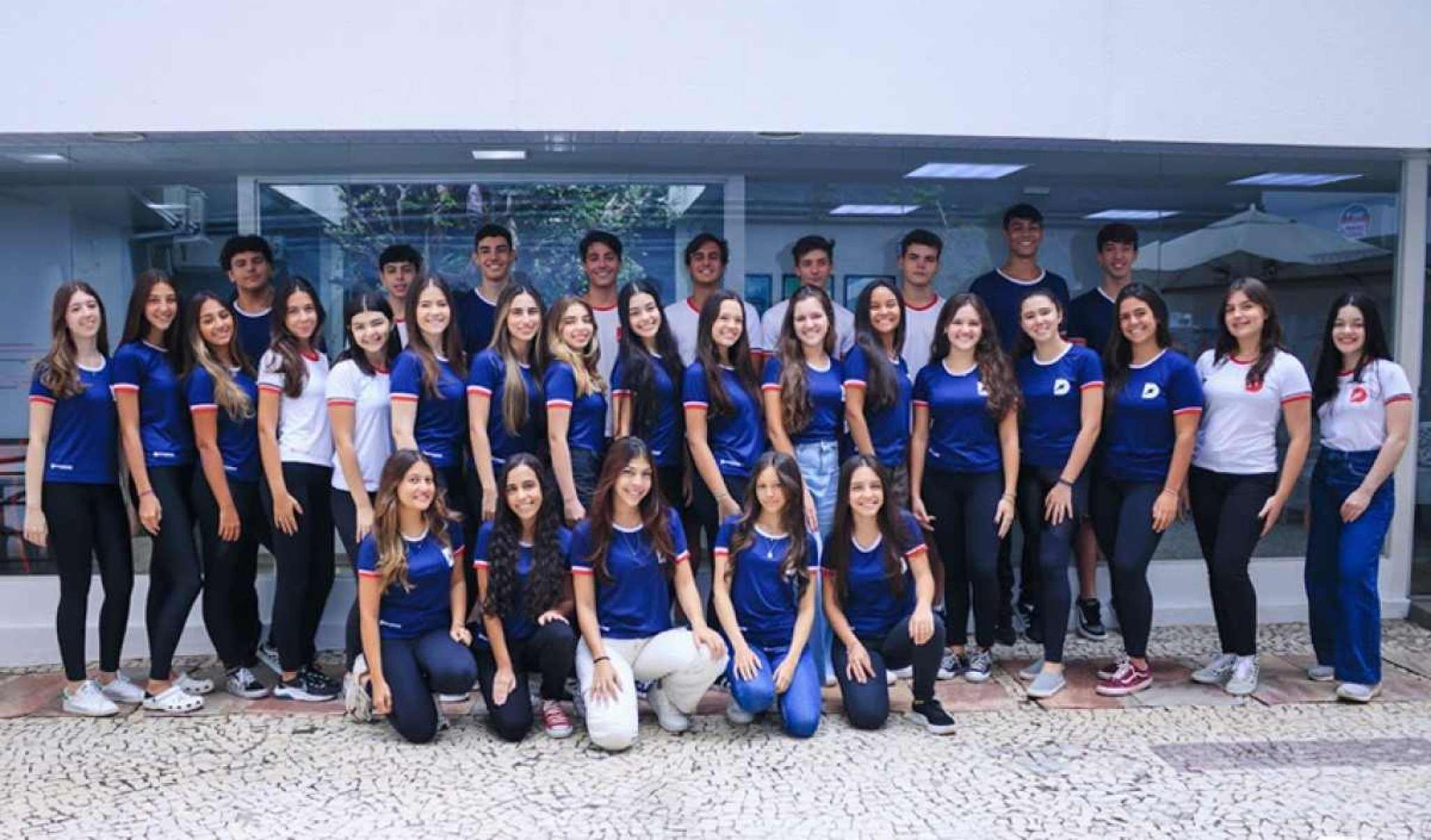 Jovens alunos posando para foto oficial da 3ª série do ensino médio