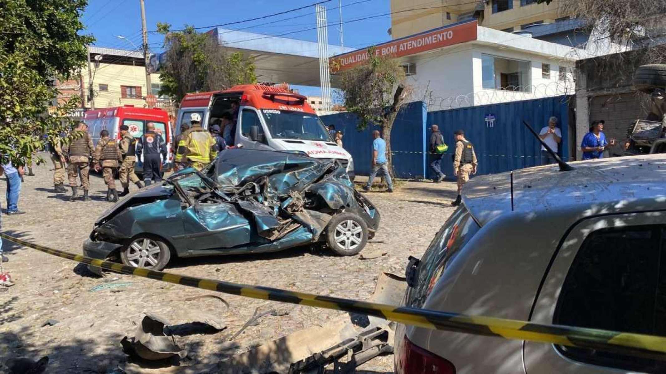 Van escolar que transportava crianças capotou, atropelou um motoqueiro e bateu em carros na Avenida Magalhães Pinto, em Divinópolis, no Centro-Oeste de Minas Gerais