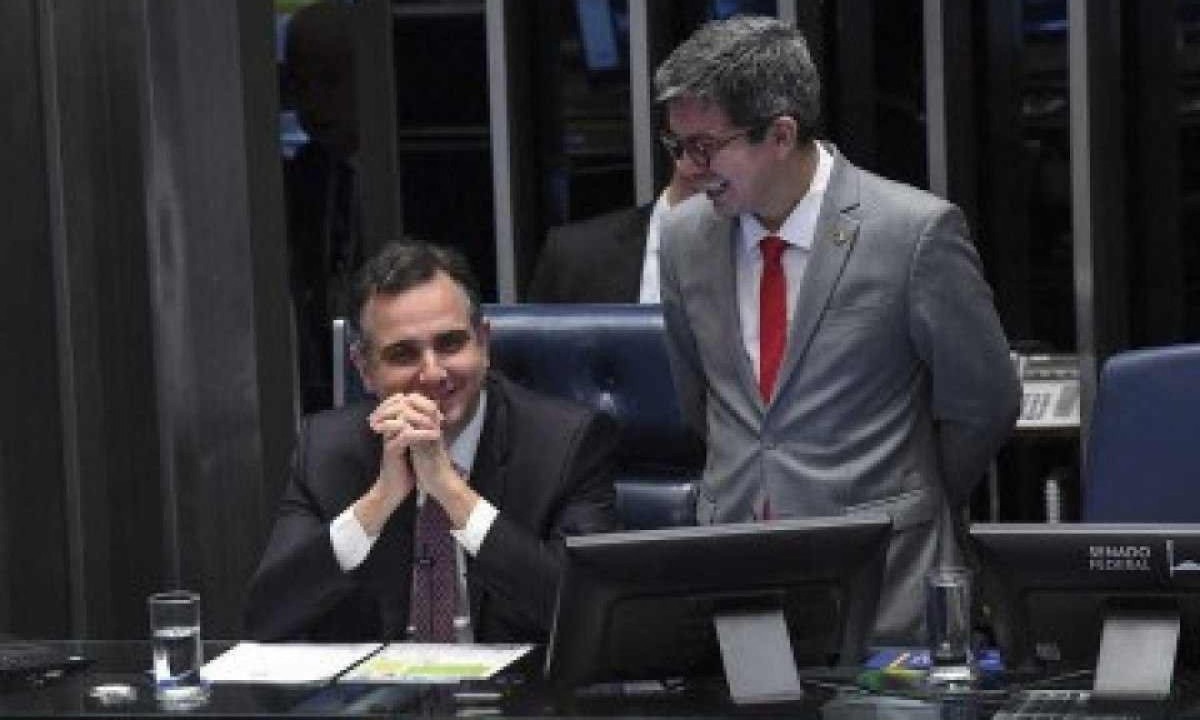 Na imagem, o presidente do Senado, Rodrigo Pacheco, e o lÃ­der do governo no Congresso, Randolfe Rodrigues, durante sessÃ£o deliberativa sobre o projeto de reoneraÃ§Ã£o gradual da folha -  (crÃ©dito: Jonas Pereira/AgÃªncia Senado)