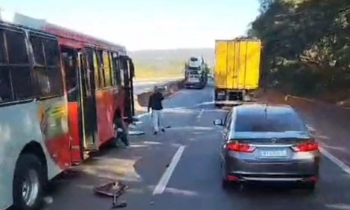 De acordo com a concessionária que administra o local, o acidente causou um congestionamento de 2 km no sentido São Paulo -  (crédito: Reprodução / Redes sociais)