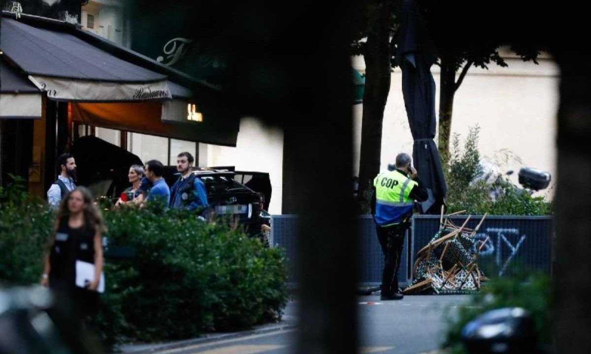 Um motorista avançou contra o espaço aberto de um restaurante em Paris na tarde desta quarta-feira (17/7), deixando um morto e seis feridos -  (crédito: Ian Langsdon/AFP)