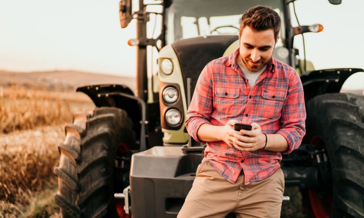  Portrait of smiling farmer using smartphone and tractor at harvesting. Modern agriculture with technology and machinery concept (Portrait of smiling farmer using smartphone and tractor at harvesting. Modern agriculture with technology and machinery co
     -  (crédito:  Getty Images/iStockphoto)