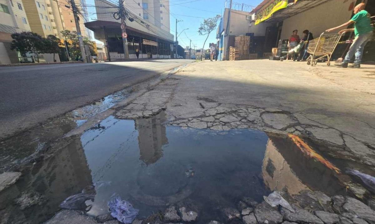 Esgoto a céu aberto incomoda moradores da Rua Niquelina, Região Leste de BH -  (crédito: Leandro Couri/EM)