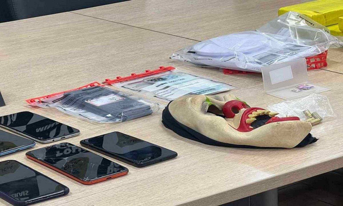 Polícia Civil apreende drogas, celulares e até máscara do 