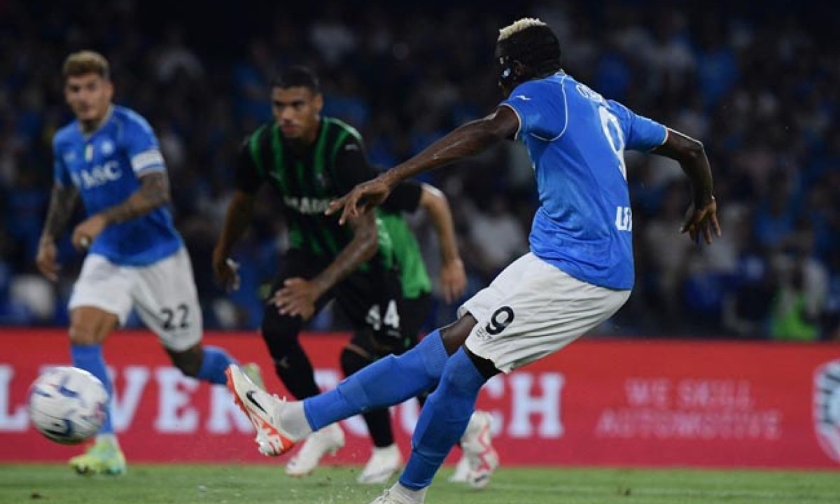  Napoli's Nigerian forward Victor Osimhen scores during the Italian Serie A football match Napoli vs Sassuolo on August 27, 2023 at the Diego Armando Maradona stadium in Naples. (Photo by FILIPPO MONTEFORTE / AFP)
     -  (crédito:  AFP)