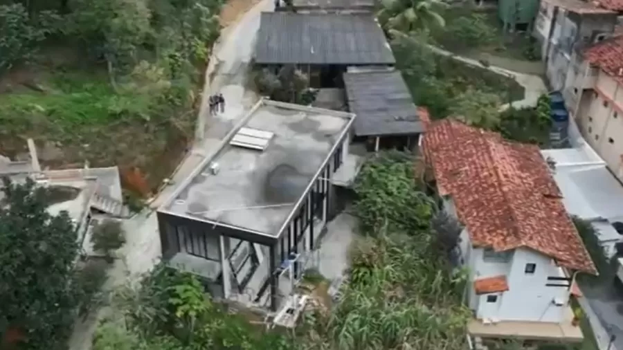 Imóveis na zona oeste do Rio de Janeiro estão em um terreno onde poderia haver apenas uma construção -  (crédito: Reprodução de TV)