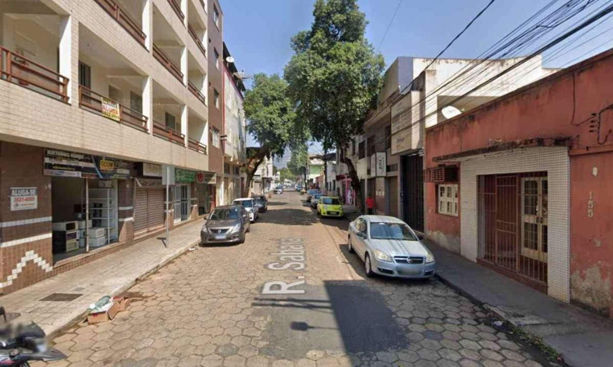 Vítima disse ter fechado o programa após conversar com a prostituta em um bar da Rua Sabará, em Ipatinga -  (crédito: Reprodução/Google Street View)