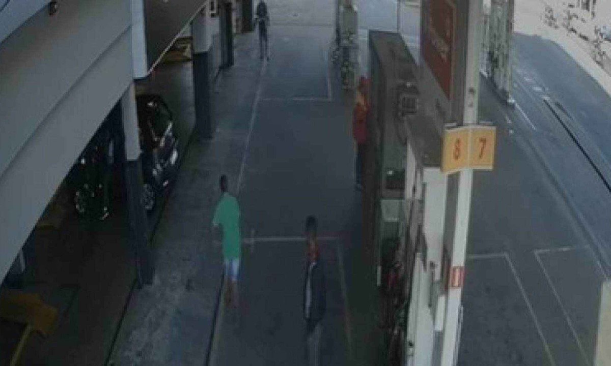 Câmera de segurança flagrou adolescente chegando por trás e matando homem com golpes de picareta -  (crédito: Reprodução)